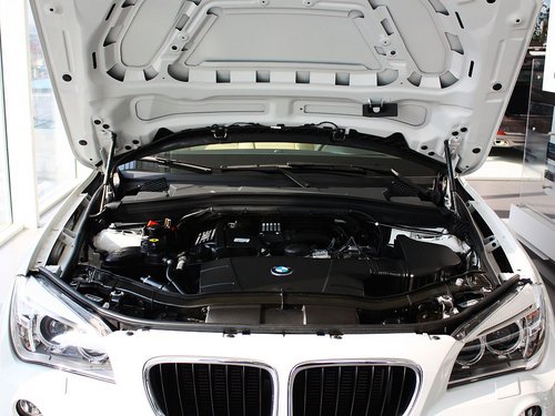 华晨宝马  宝马X1 sDrive18i 2.0L AT 发动机局部特写