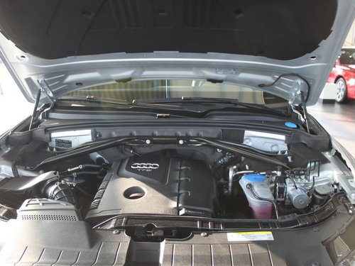 一汽奥迪  Q5 2.0TSI AT 发动机局部特写