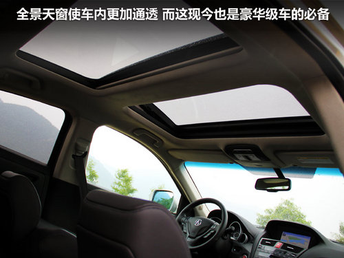 除了内饰用料考究之外，头顶那宽敞的双天窗更能带给你一种通透的空间感，而对于流行趋势而言，双天窗也极大程度的帮助了该车具有了特定的卖点，当然作为消费者来看这项配置也是不可或缺的一项。