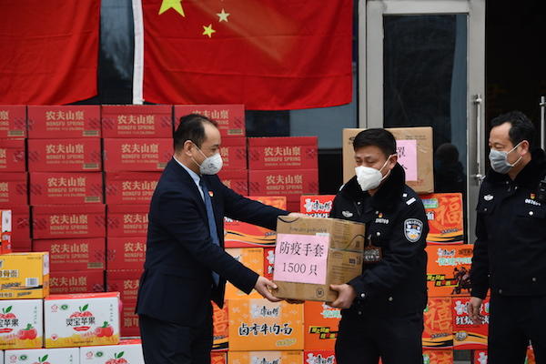 义捐物资共战疫情，世纪